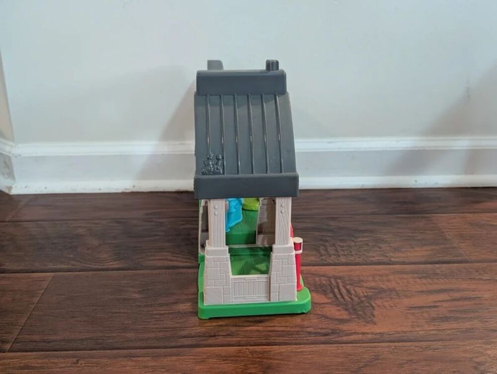 Fisher Price Little People Friendly Horses Stable Playset 3 Figures Accessories - Picture 4 of 6